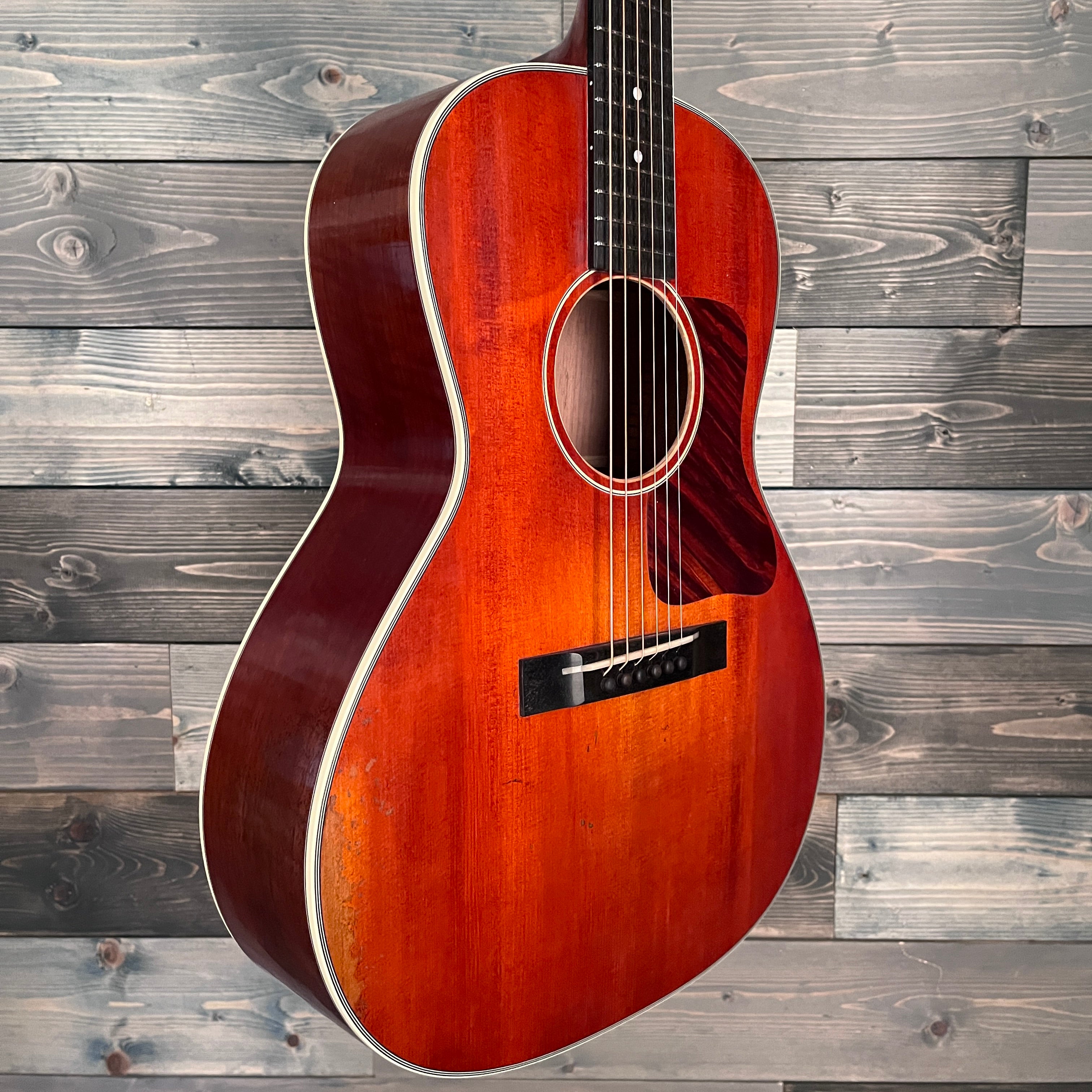 Eastman Guitars OO Slope Shoulder Antique Varnish Acoustic Guitar