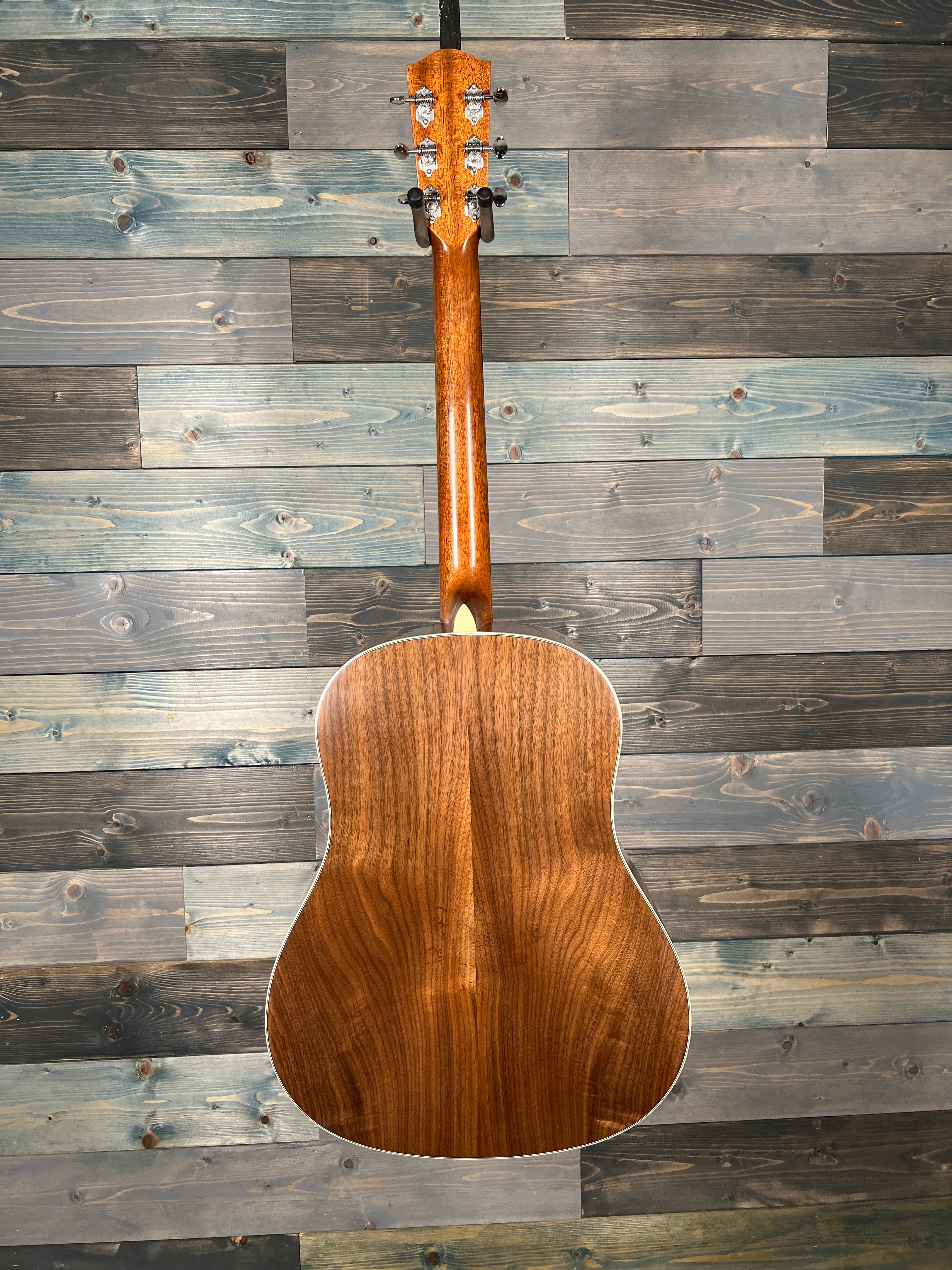 Eastman E22SS/V Acoustic Guitar - Antique Sunburst