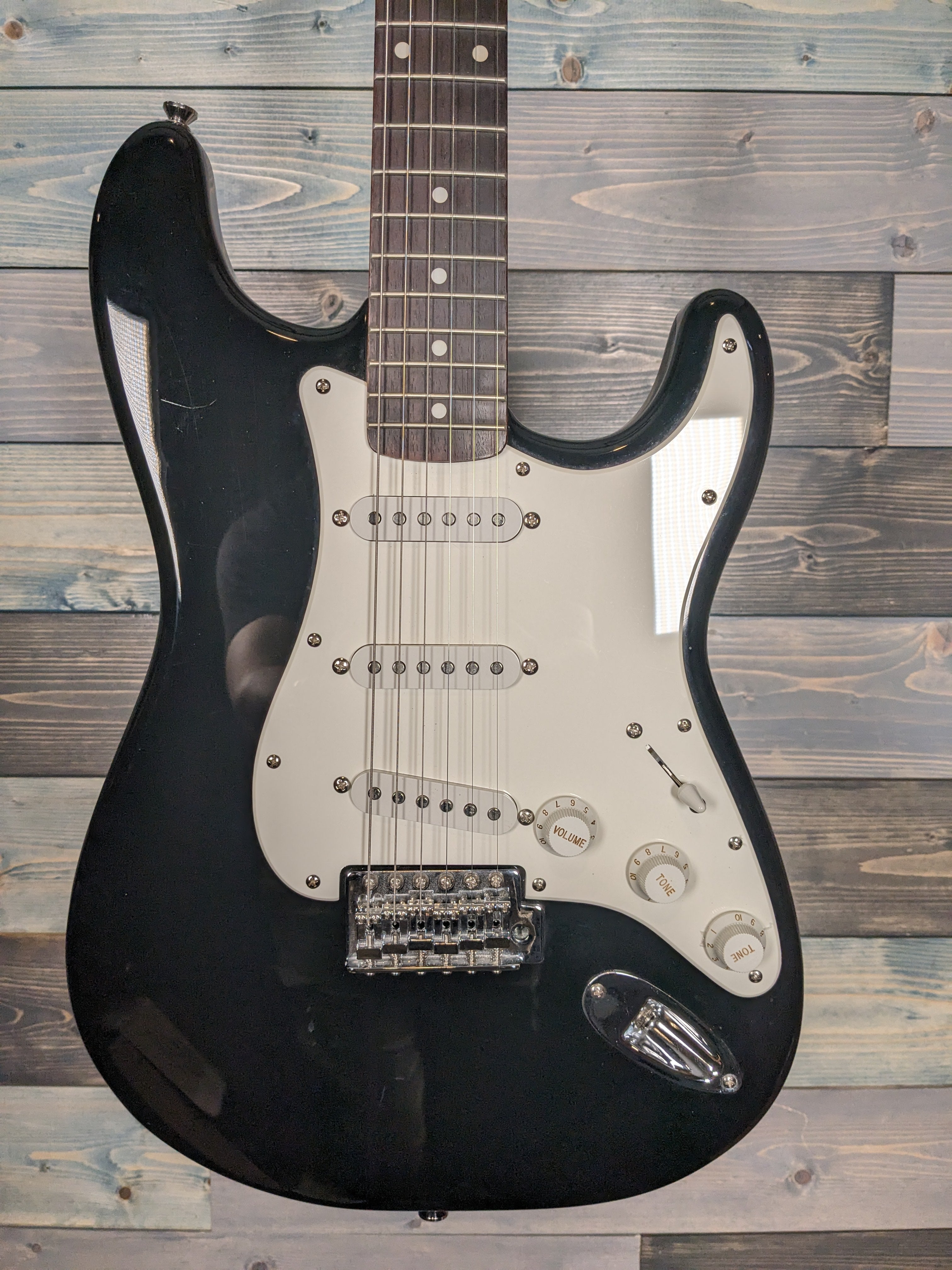 USED Fender Squier Affinity Series Stratocaster, White Pickguard, Black