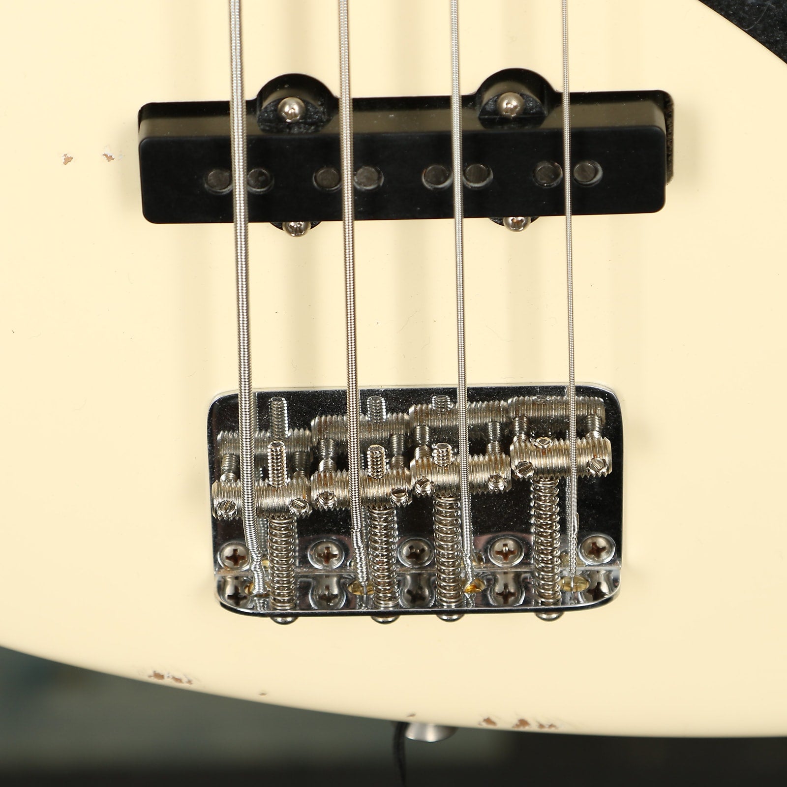 Fender 60th Anniversary Road Worn Jazz Bass, Pau Ferro FB, Olympic White