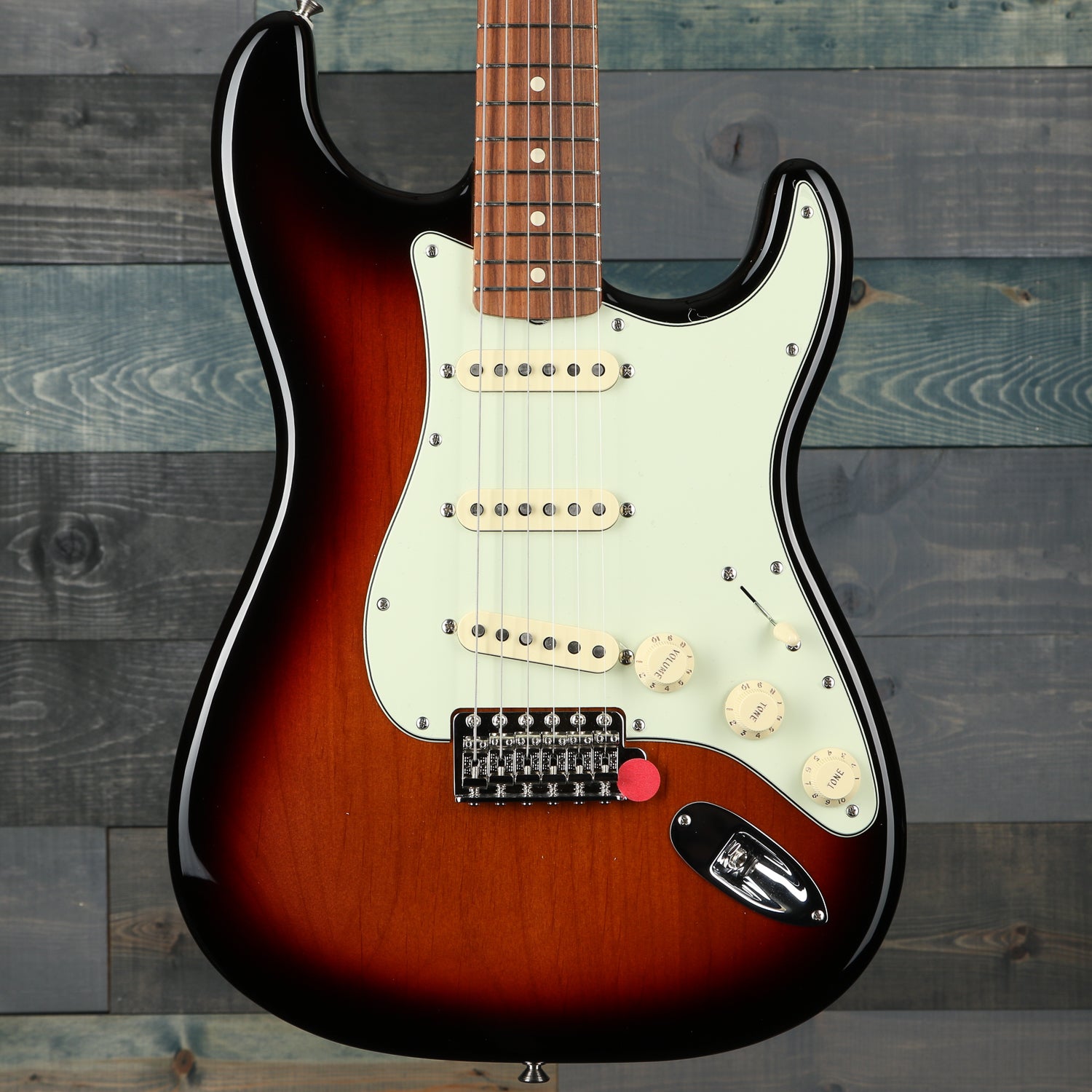 Fender Vintera '60s Stratocaster, Pau Ferro Fingerboard, 3-Color Sunburst