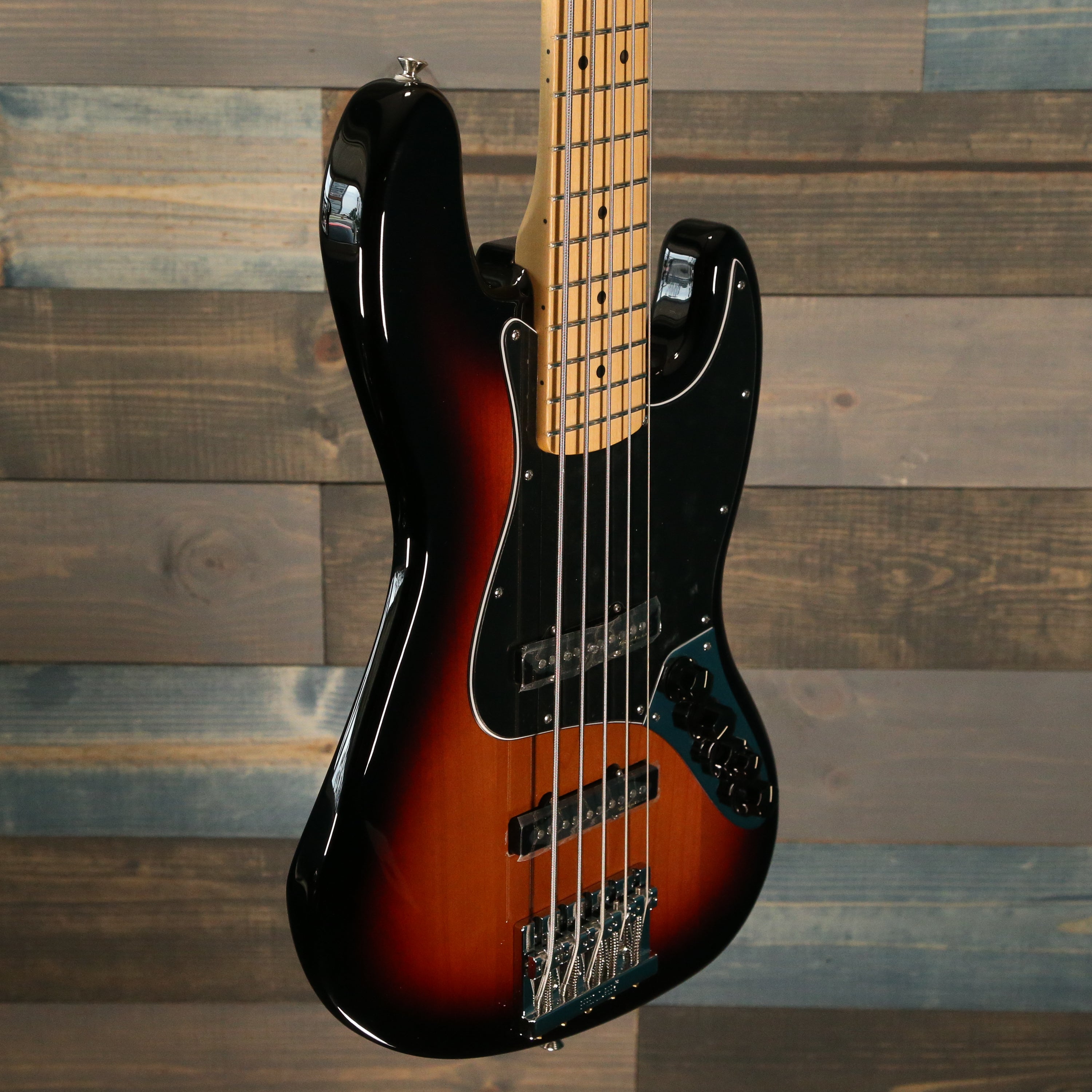 Fender Deluxe Active Jazz Bass® V, Maple Fingerboard, 3-Color Sunburst