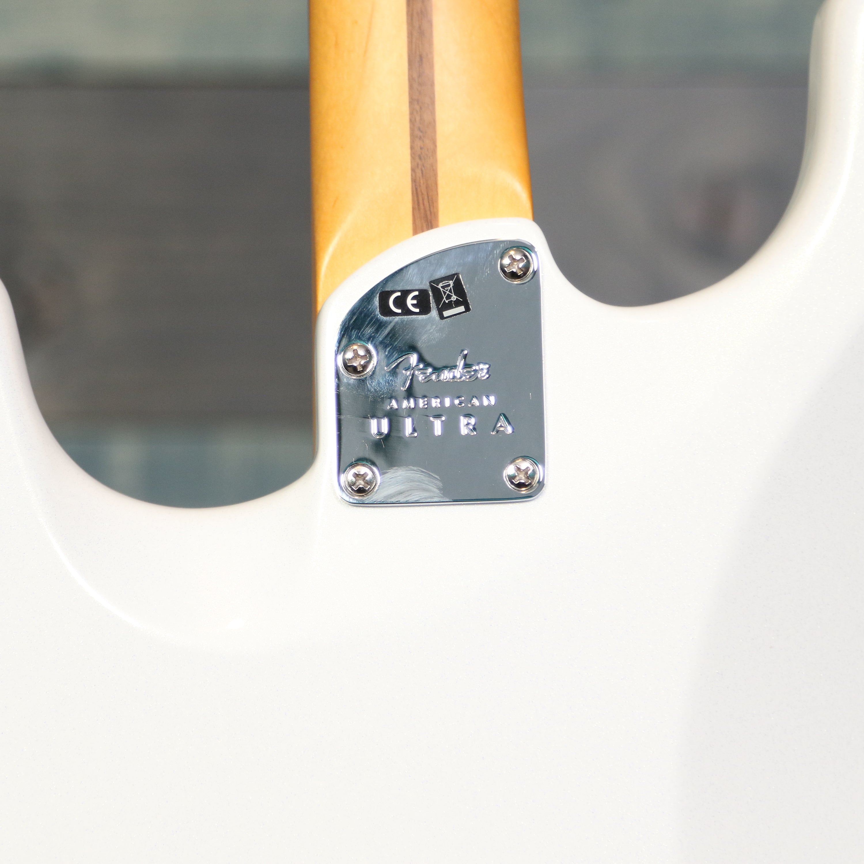 Fender American Ultra Stratocaster, Rosewood Fingerboard, Arctic Pearl