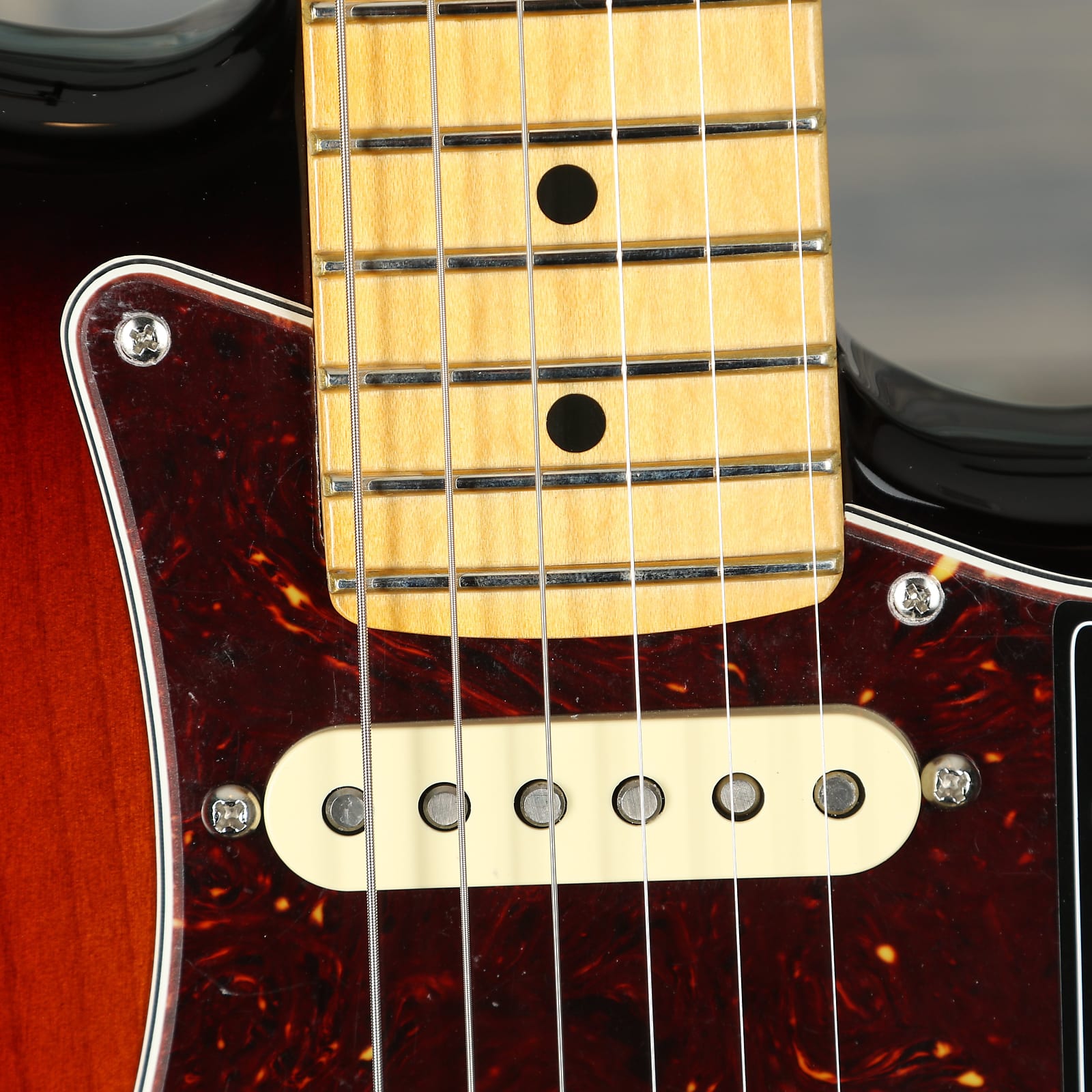 Fender American Professional II Stratocaster HSS, Maple FB, 3-Color Sunburst