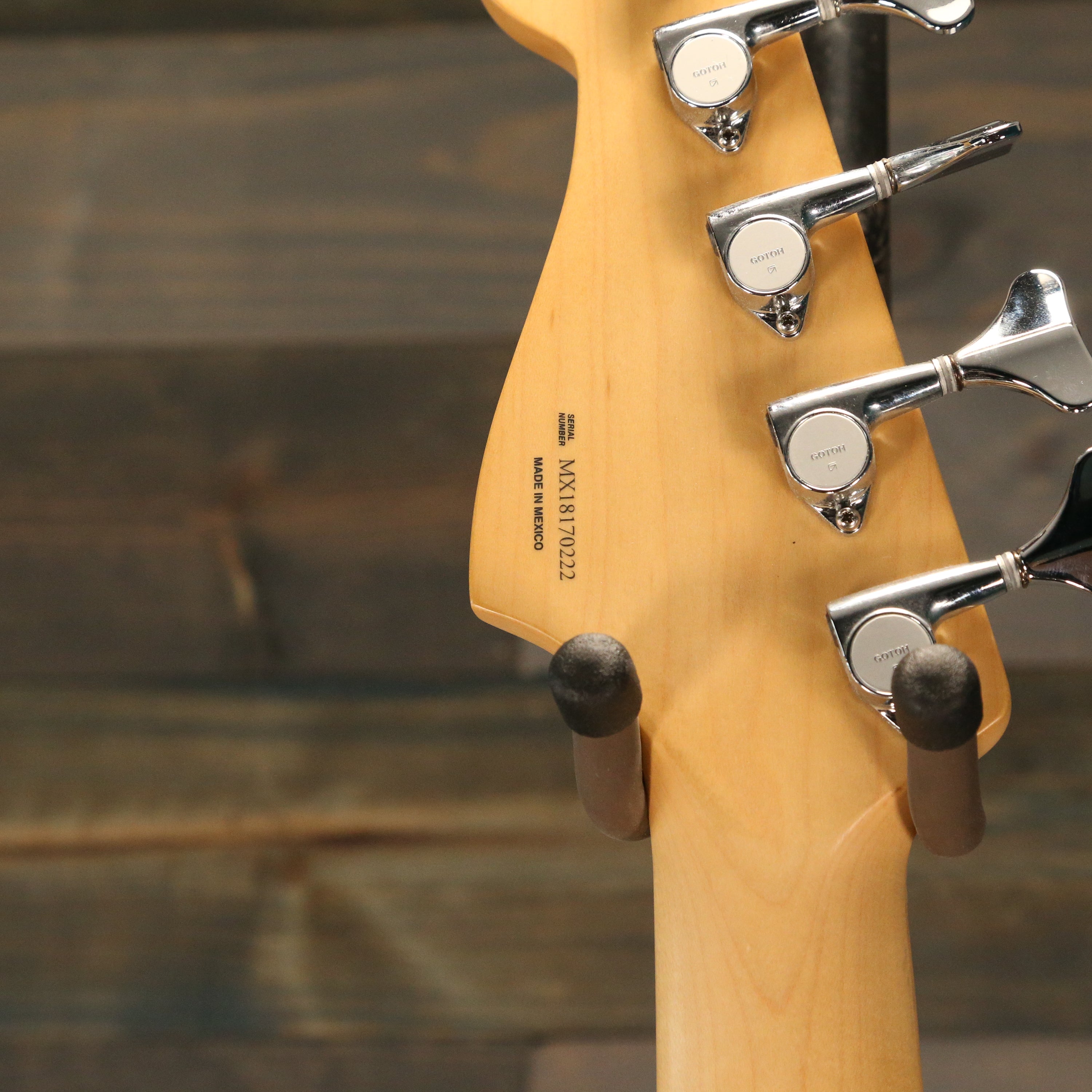 Fender Deluxe Active Jazz Bass® V, Maple Fingerboard, 3-Color Sunburst