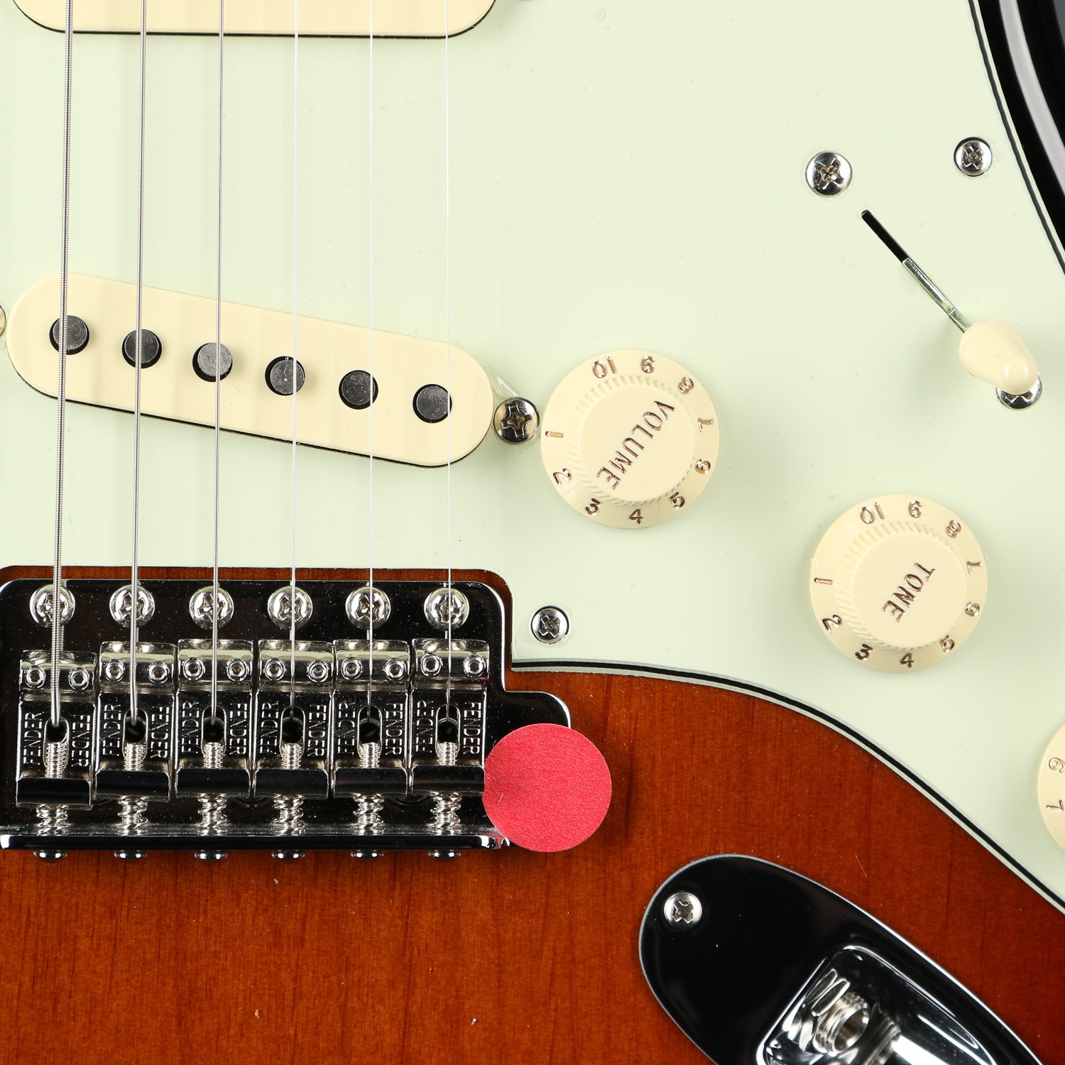 Fender Vintera '60s Stratocaster, Pau Ferro Fingerboard, 3-Color Sunburst