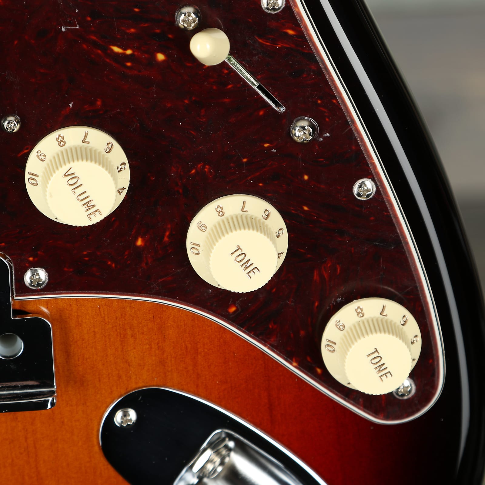 Fender American Professional II Stratocaster HSS, Maple FB, 3-Color Sunburst