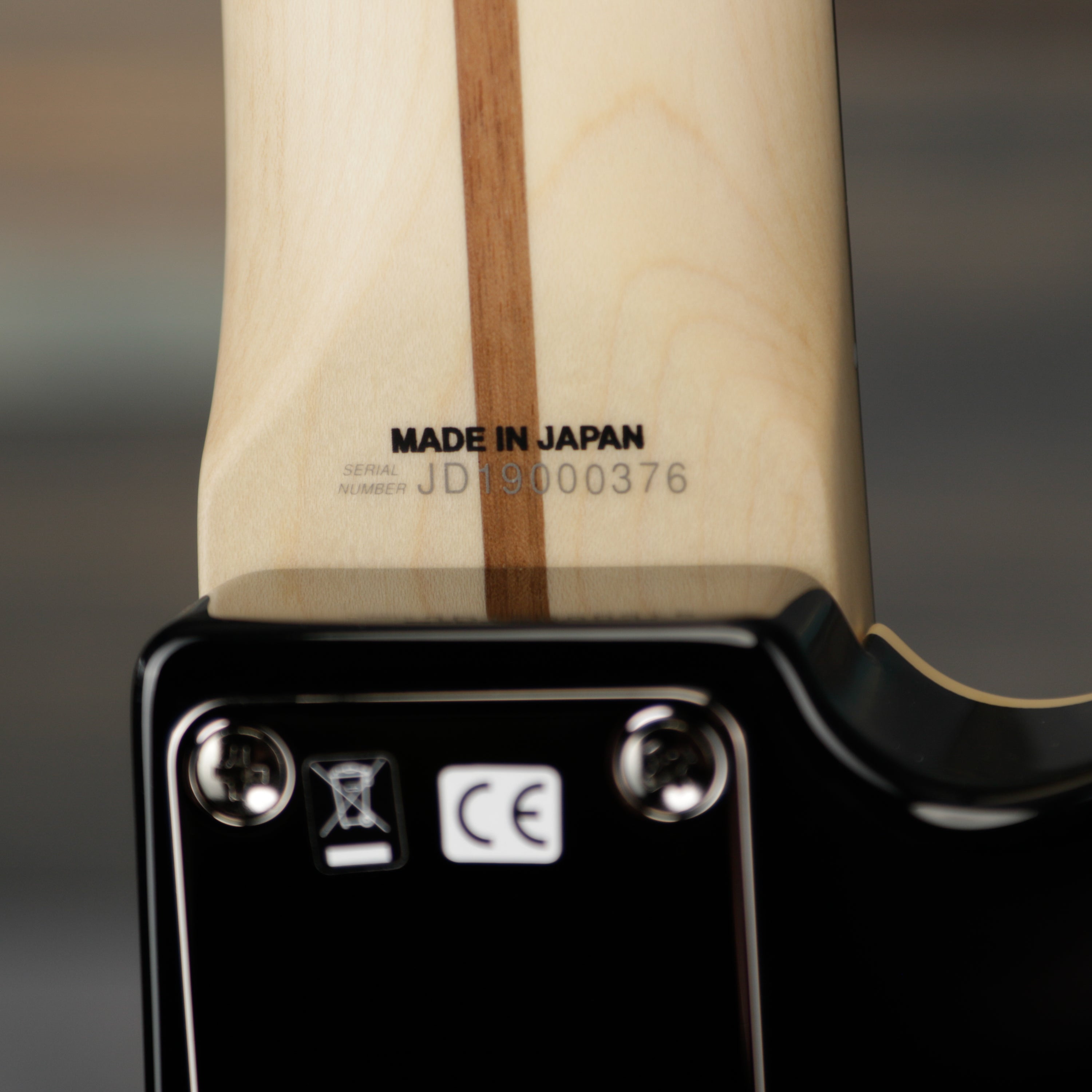 Fender Aerodyne Jazz Bass Rosewood Stained Fingerboard, Black, No Pickguard