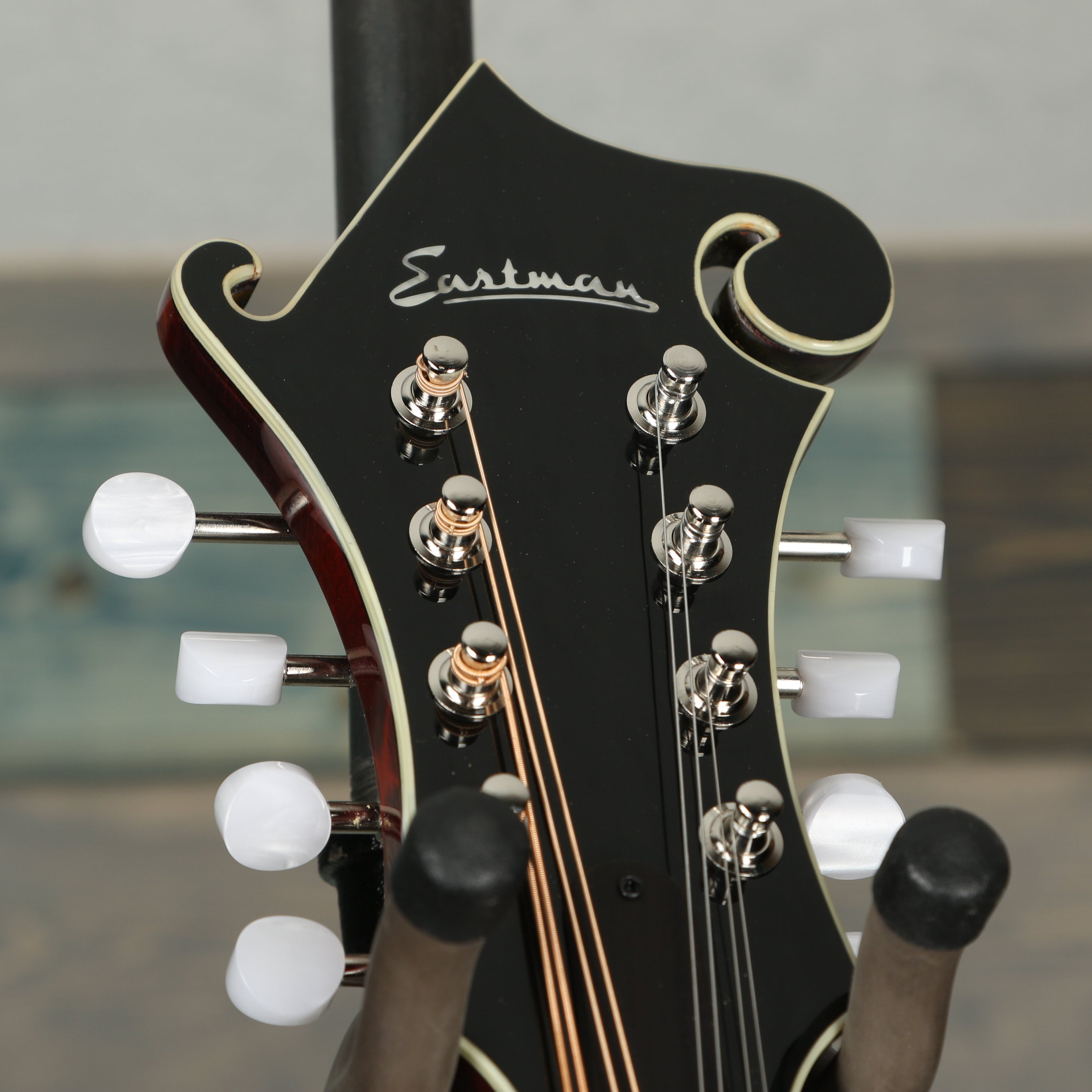 Eastman MD614 F Style Oval Hole Classic Mandolin w/case