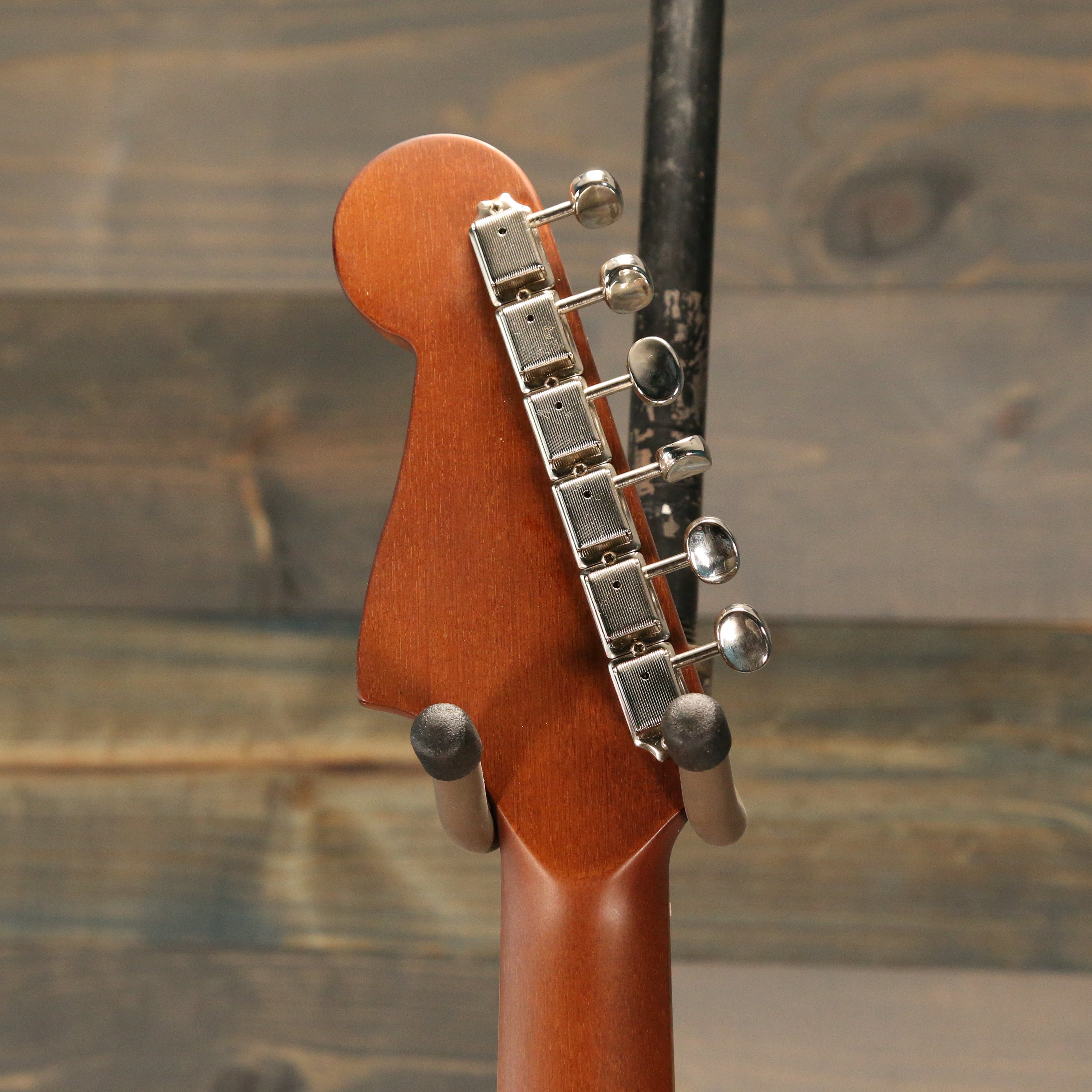 Fender Newporter Player, Walnut Fingerboard, Candy Apple Red