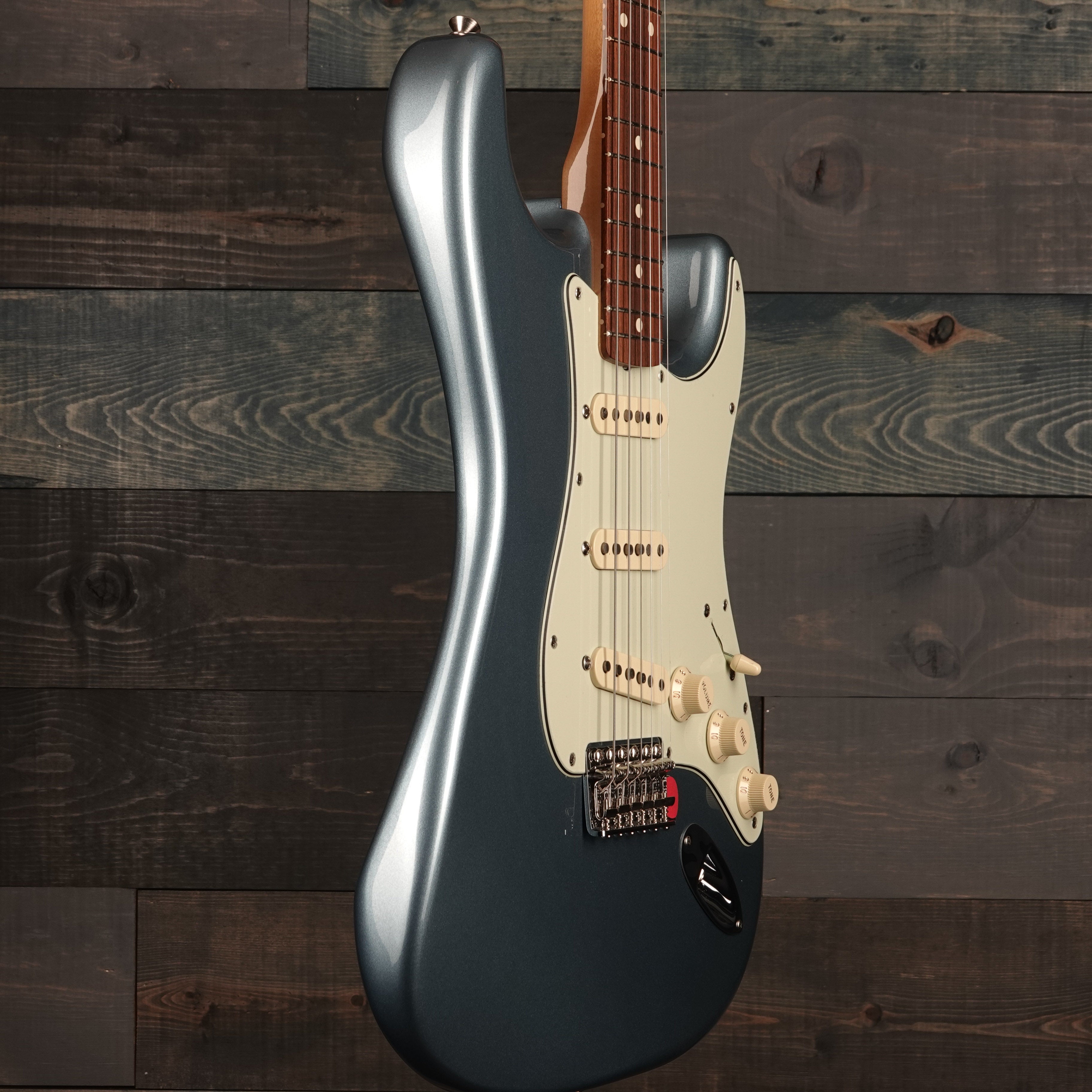 Fender Vintera '60s Stratocaster, Pau Ferro Fingerboard, Ice Blue Metallic