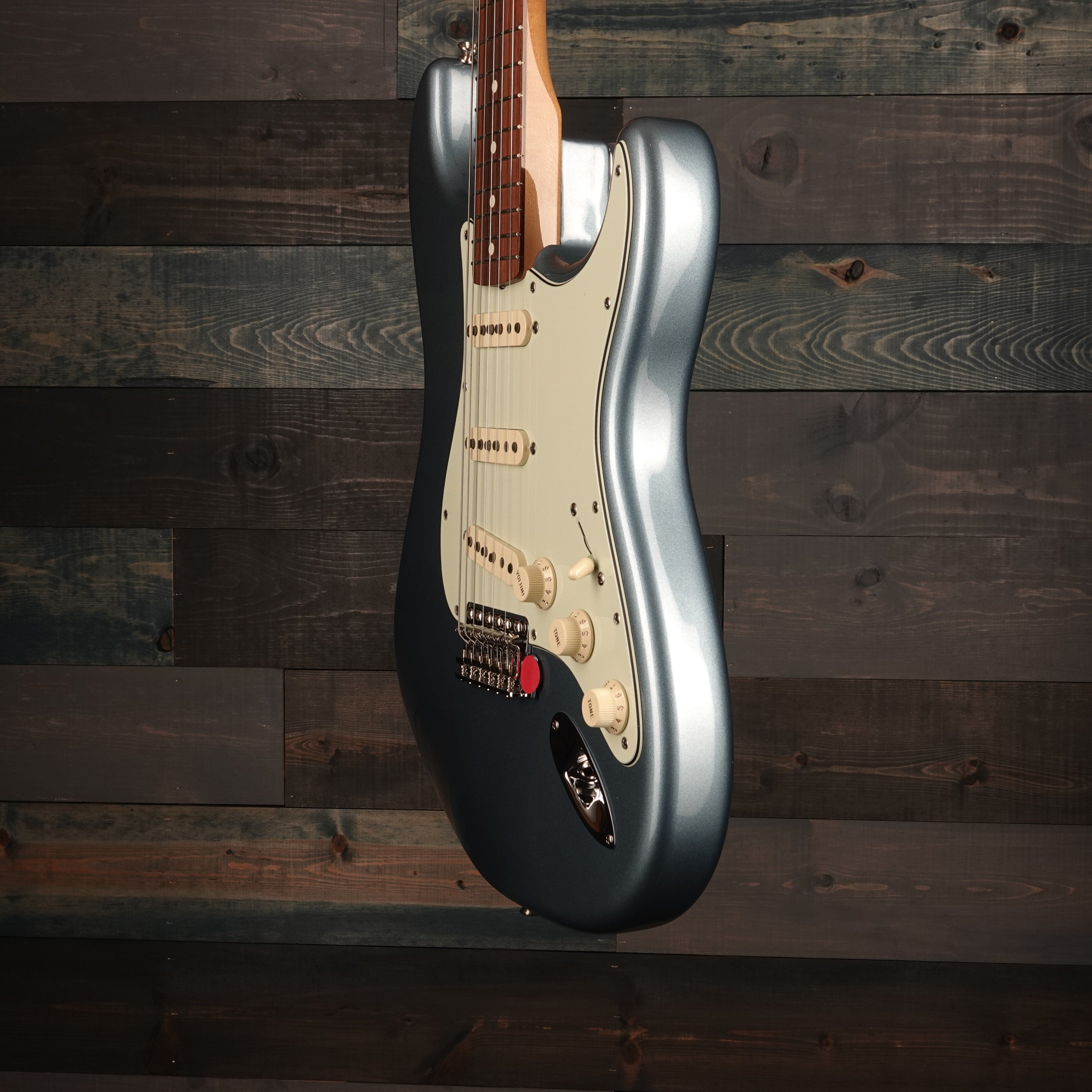 Fender Vintera '60s Stratocaster, Pau Ferro Fingerboard, Ice Blue Metallic