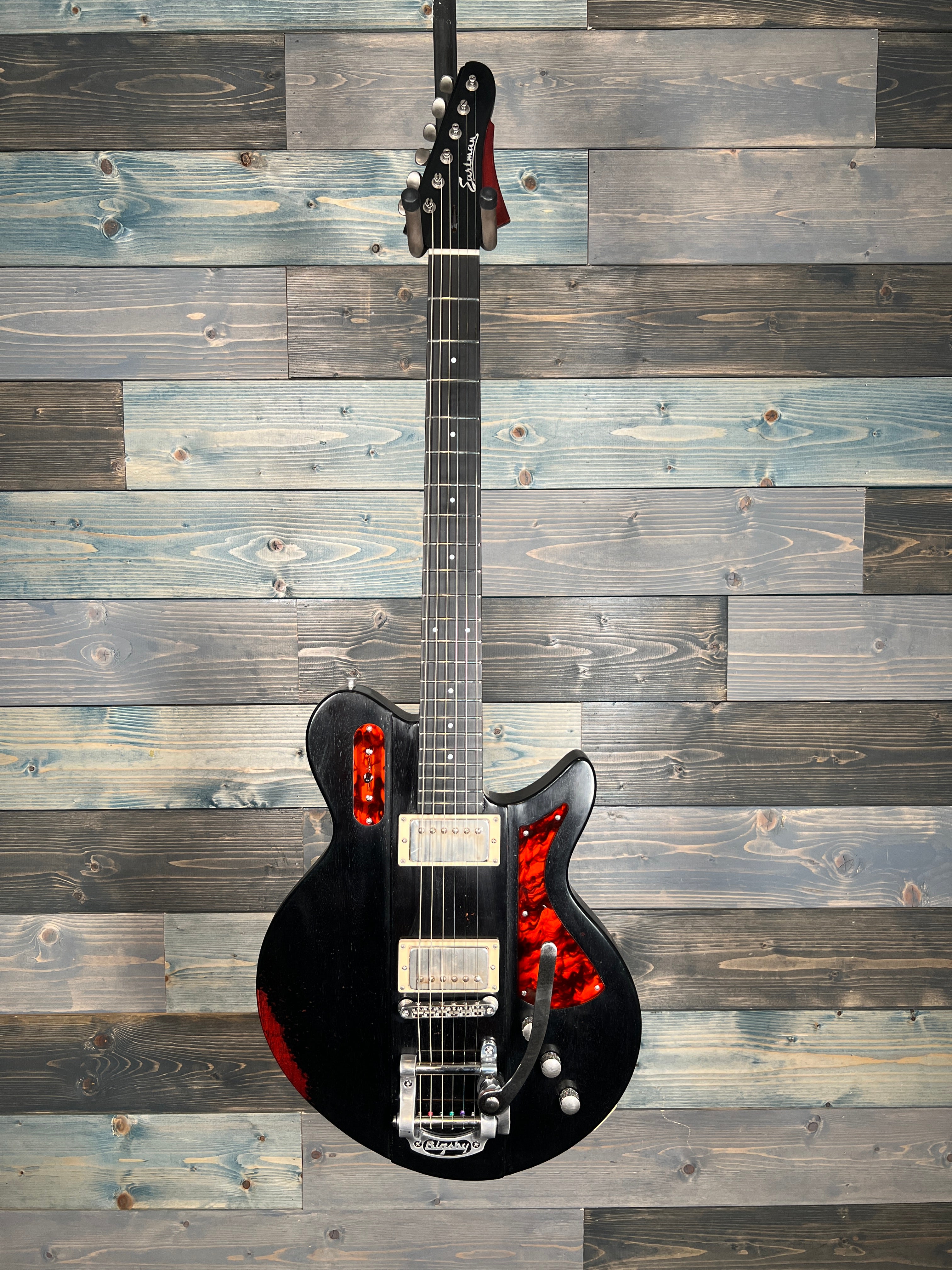 Eastman Juliet/V-Bigsby Electric - Antique Black