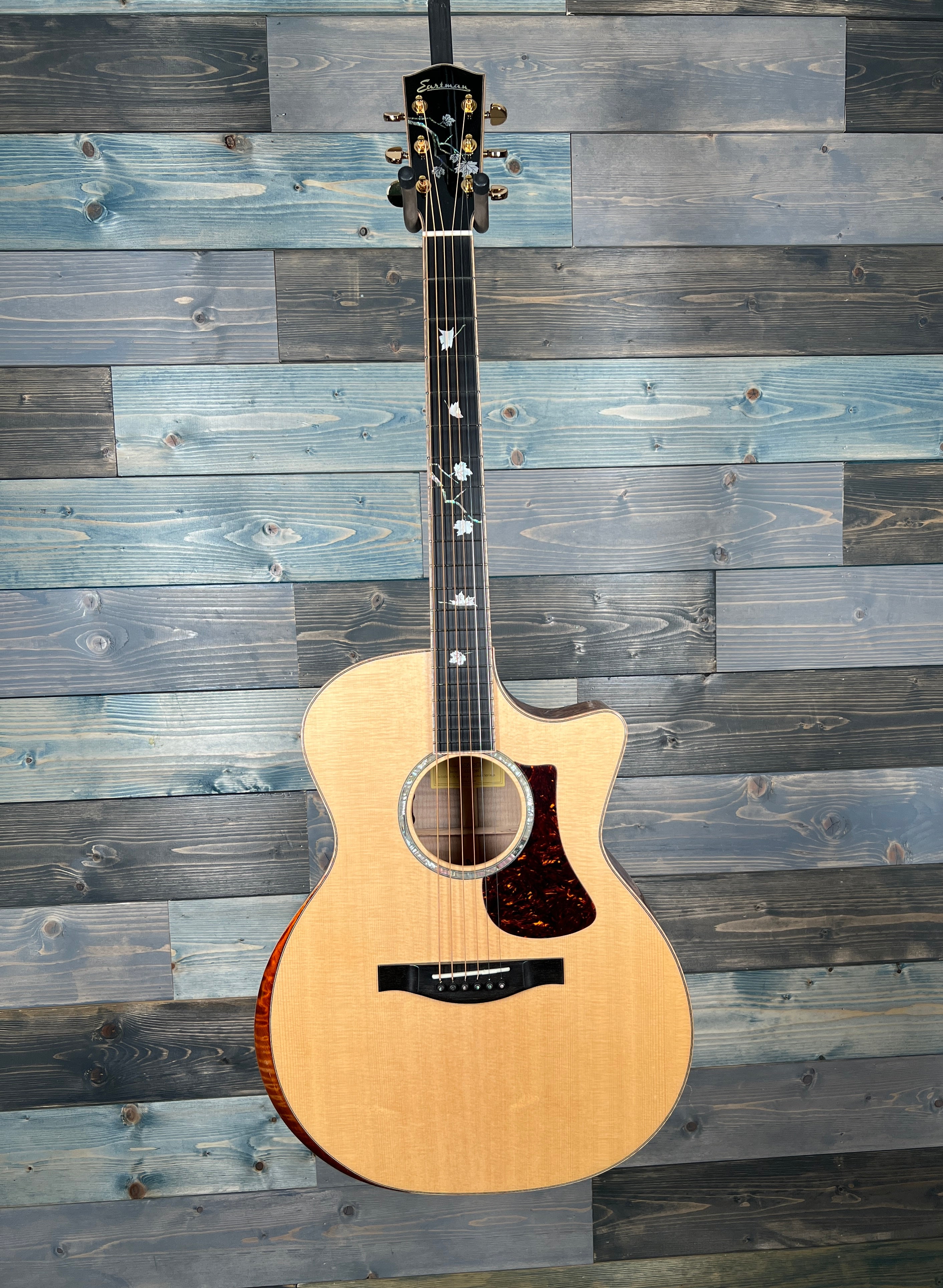 Eastman AC622CE Acoustic Cutaway - Natural